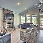 Lakefront Home With Outdoor Living, Kayaks And Dock!
