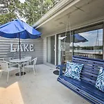 Hot Springs Getaway With Balcony And Lake Access!