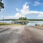 Hot Springs Getaway With Balcony And Lake Access!
