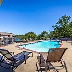Beautiful Lakefront Condo 2 En Suite Brs