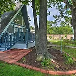 Pet-Friendly Hot Springs Cabin On Lake Hamilton!