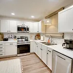 Modern Hot Springs Condo About 3 Mi To Downtown!