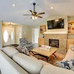 Stunning Lake Hamilton Getaway With Hot Tub!