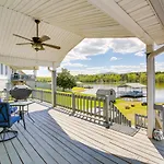 Stunning Lake Hamilton Getaway With Hot Tub!