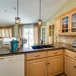 Stunning Lake Hamilton Getaway With Hot Tub!