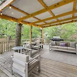 Lake Hamilton Cabin Boating Getaway!