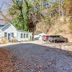 Mountain Bungalow-Walk To Downtown/Biker\'S Dream!