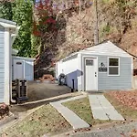 Cedar Blossom Bungalow Is A Cozy Getaway With A 5 Minute Walk To Downtown!