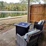 Lakefront Oasis