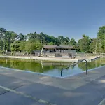 Lakefront Retreat With Deck, Dock And Resort Amenities