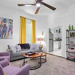 Vineyard Cottage-Pet Friendly & Walk To Oaklawn!