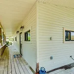 Lakeside Hot Springs Retreat With Pool Table!