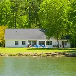 Lakeside Haven With Hot Tub