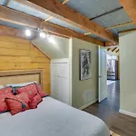 Hot Springs Cabin Deck With Mountain Views!