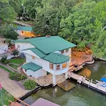 Lake Haven Estate With Hot Tub And Game Room