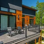 Luxurious Retreat! Private Creek View, Hot-Tub, Pool
