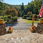 Hilltop Manor B&B