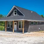 The Betty, On 2 Acres Hot Tub & 2 King Beds