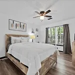 Cheerful Village Condo