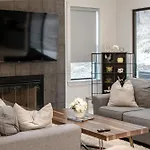 Modern Retreat 10 Min-Oaklawn Bbq Grill Pavillion Kids Playground