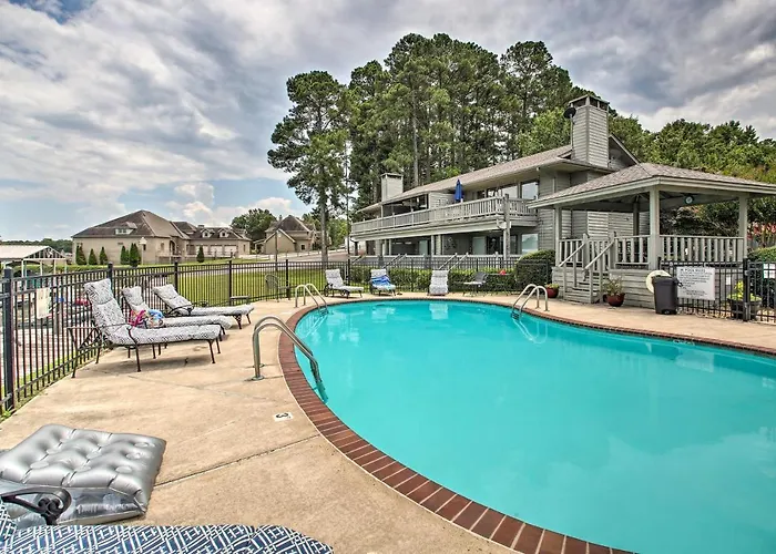 Hot Springs Getaway With Balcony And Lake Access!