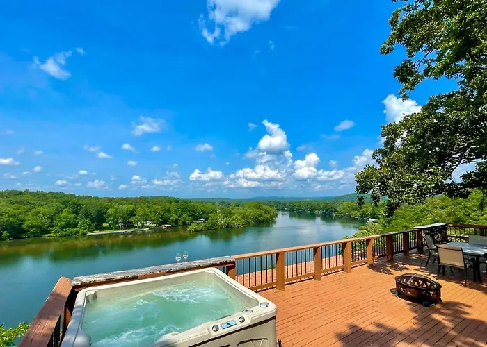 Hot Springs Waterfront Escape With Hot Tub!