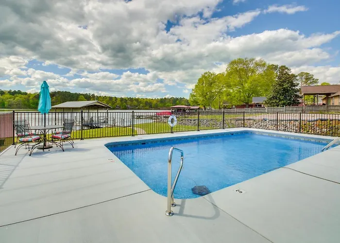 Stunning Lake Hamilton Getaway With Hot Tub!