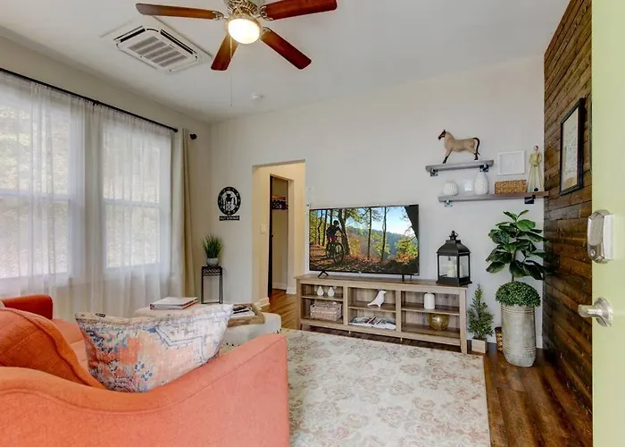 Mountain Bungalow-Walk To Downtown/Biker\'S Dream!
