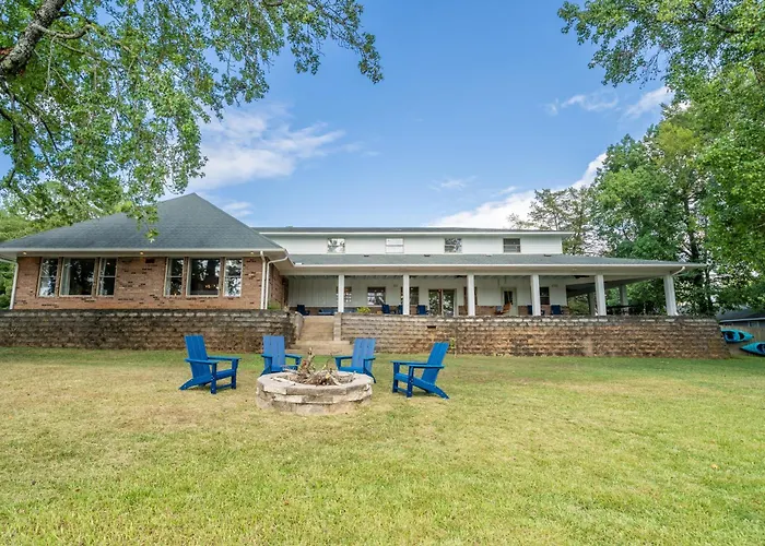 Stunning Luxury Lakefront Lodge! 8 Brs! Sleeps 32!
