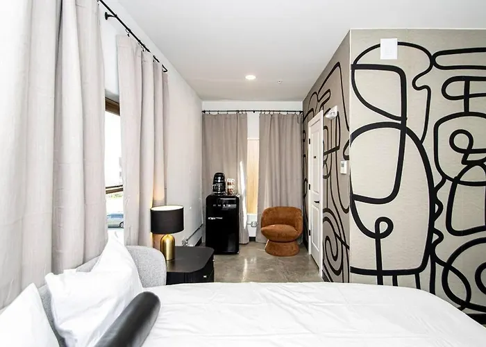 Steps To Bathhouses, Restaurants, Heart Of Downtown, Room # 301