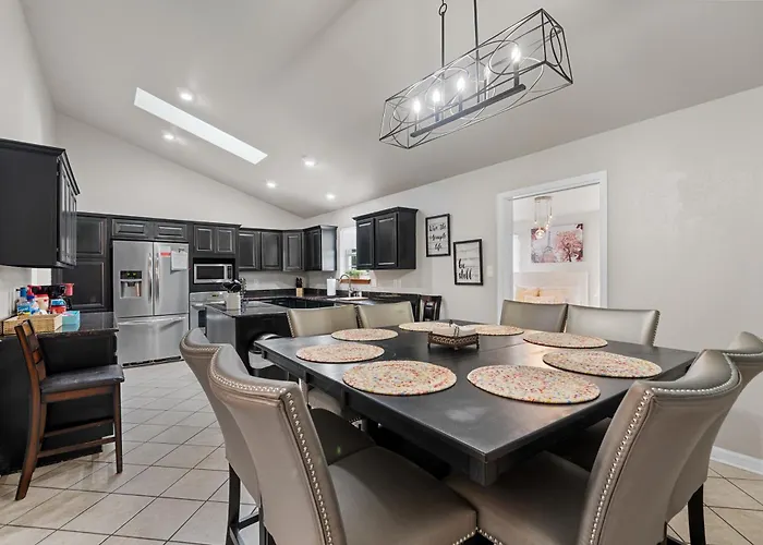 Rockwell Retreat - Pool, Hot Tub, Sleeps 18+