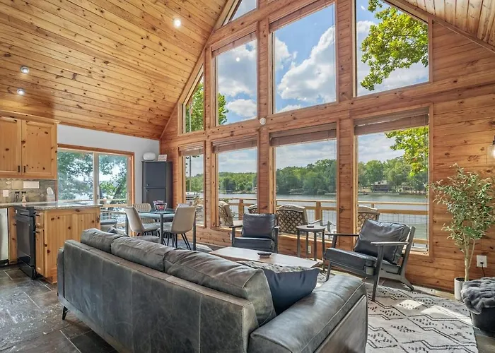Cozy Lakeside Cabin