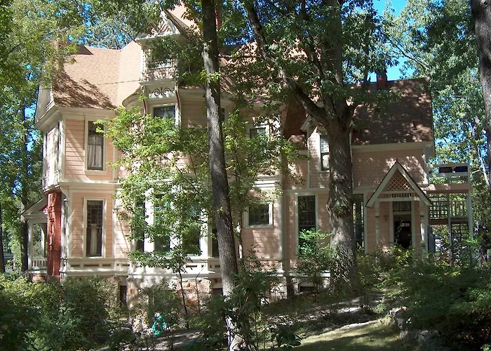 1884 Wildwood Bed And Breakfast Inn