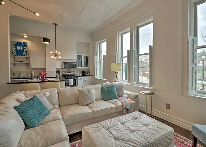 Spacious Downtown Condo - 1 Block To Bathhouse Row