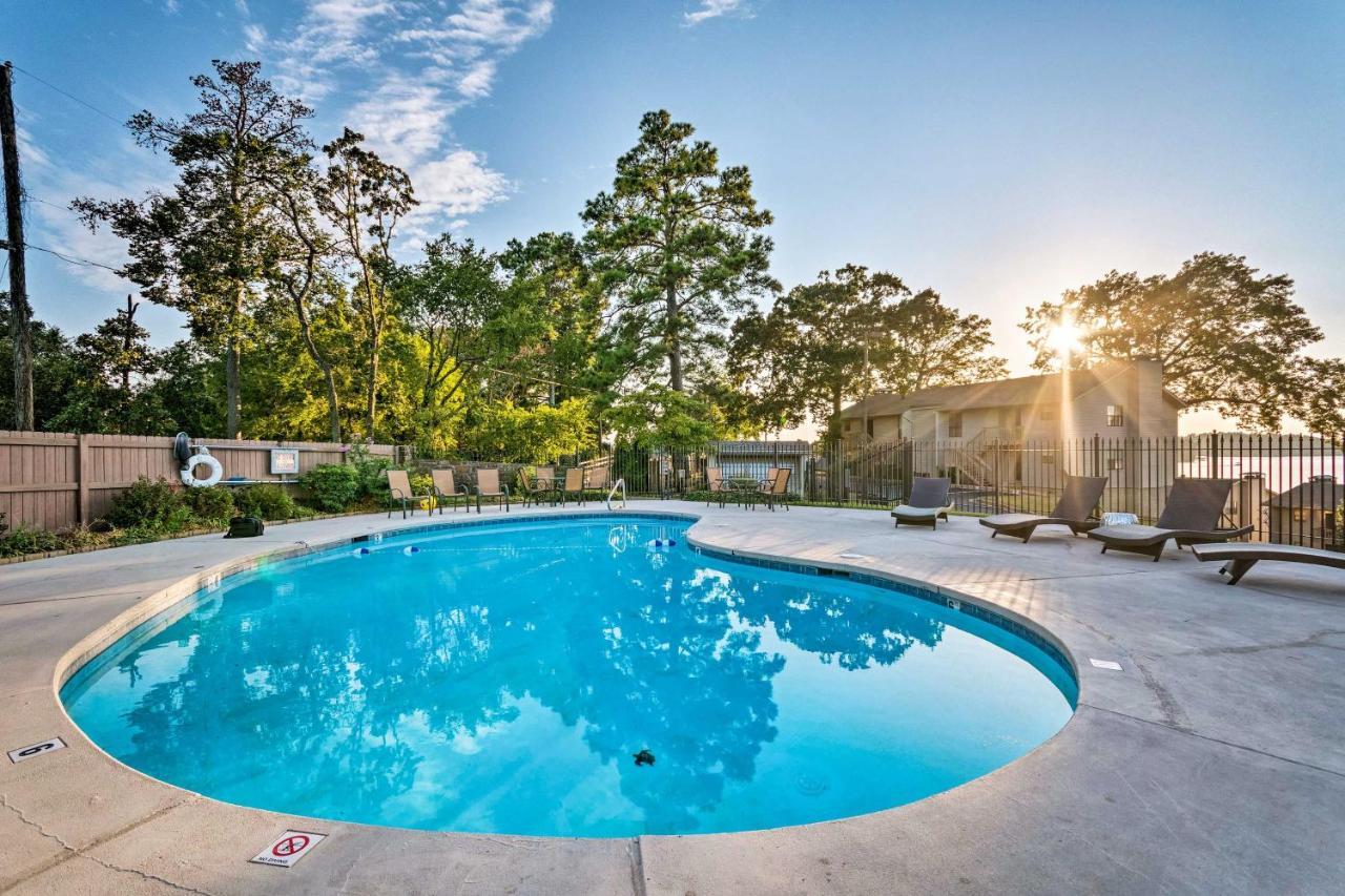 With Pool And Lake Access!