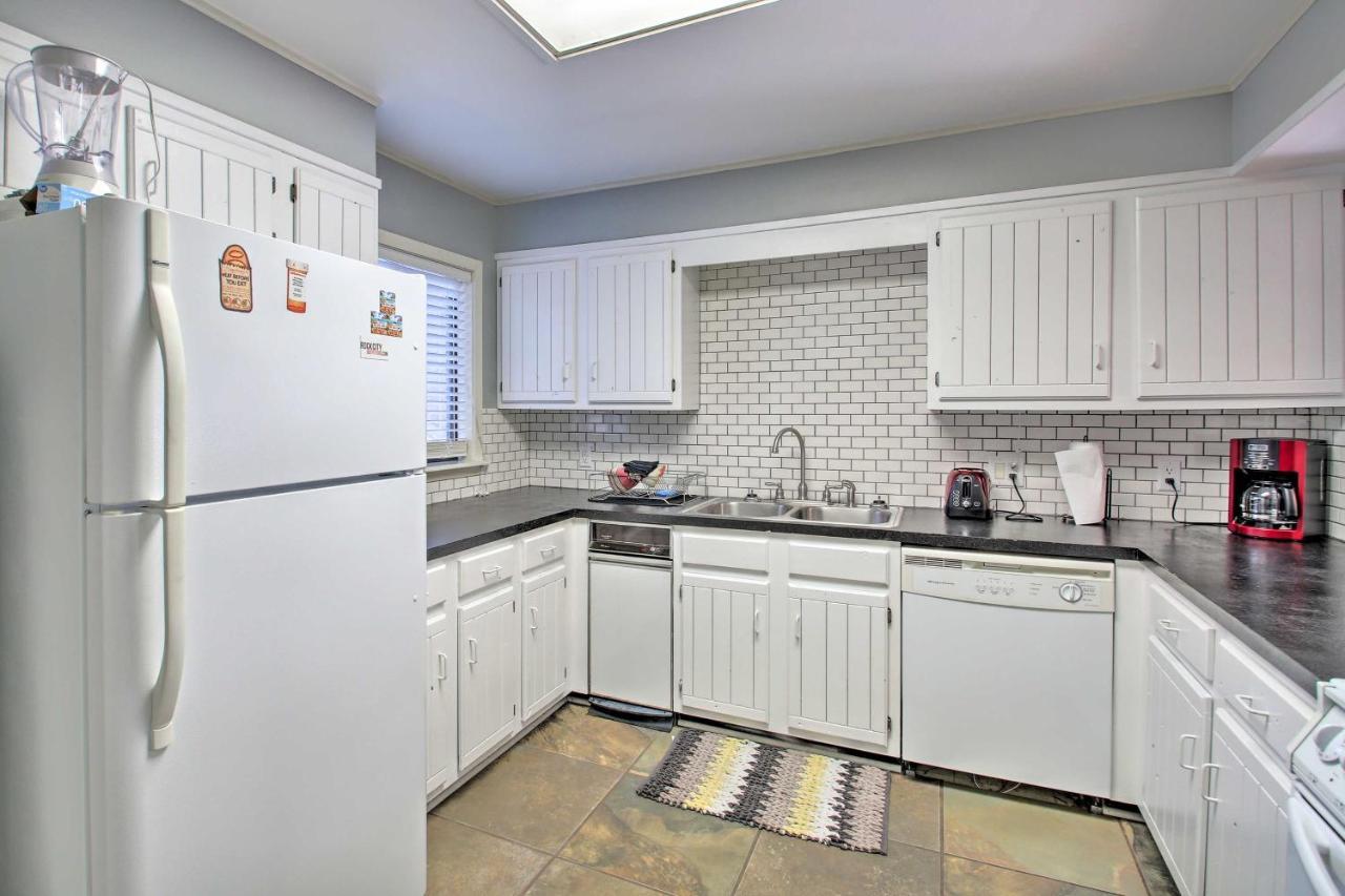Apartment Sunny Hotspot At North Shore Condos! Hot Springs