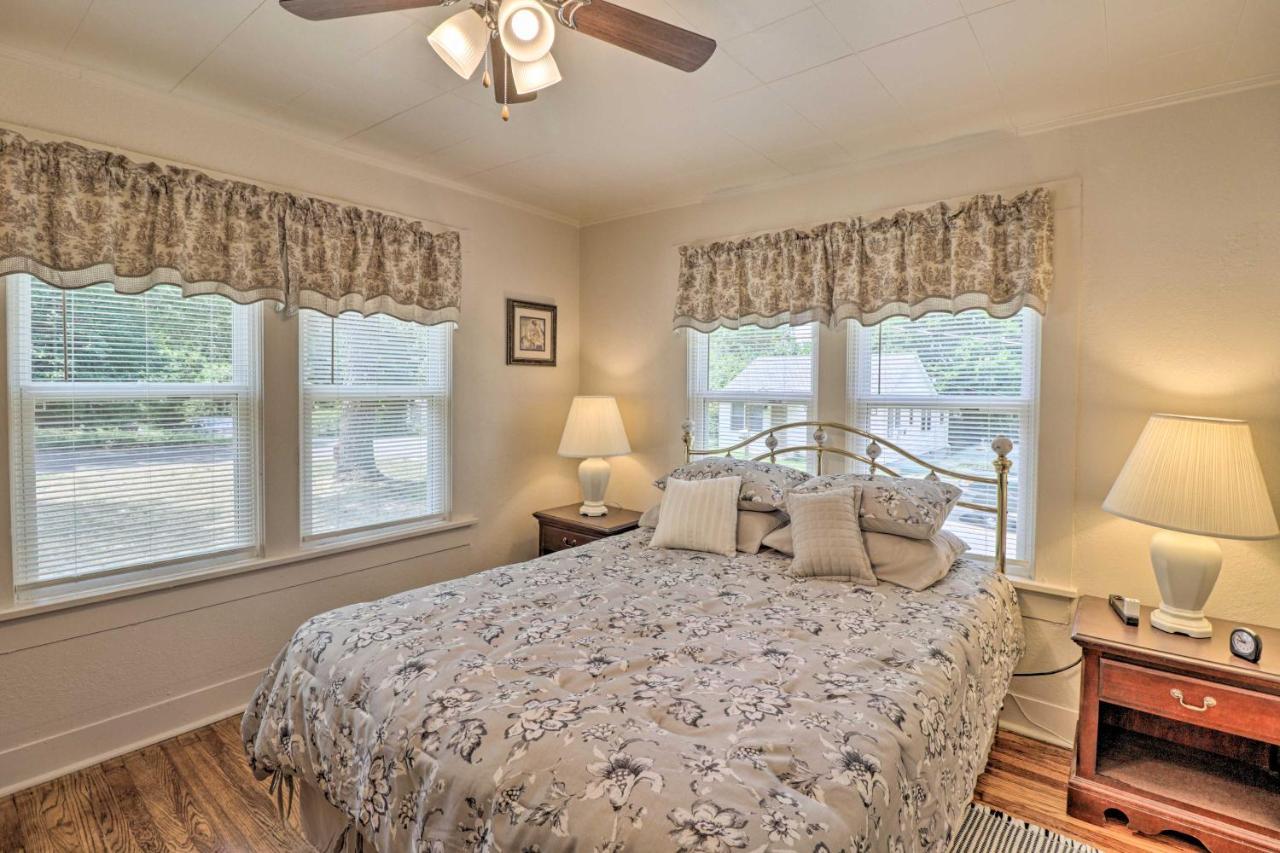 Getaway Half Mi To Oaklawn Casino! Holiday home