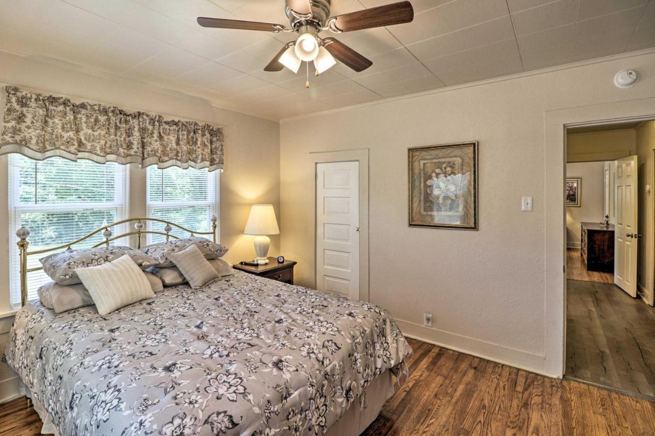 Holiday home Getaway Half Mi To Oaklawn Casino!