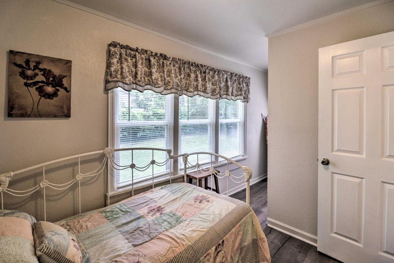 Getaway Half Mi To Oaklawn Casino! Holiday home