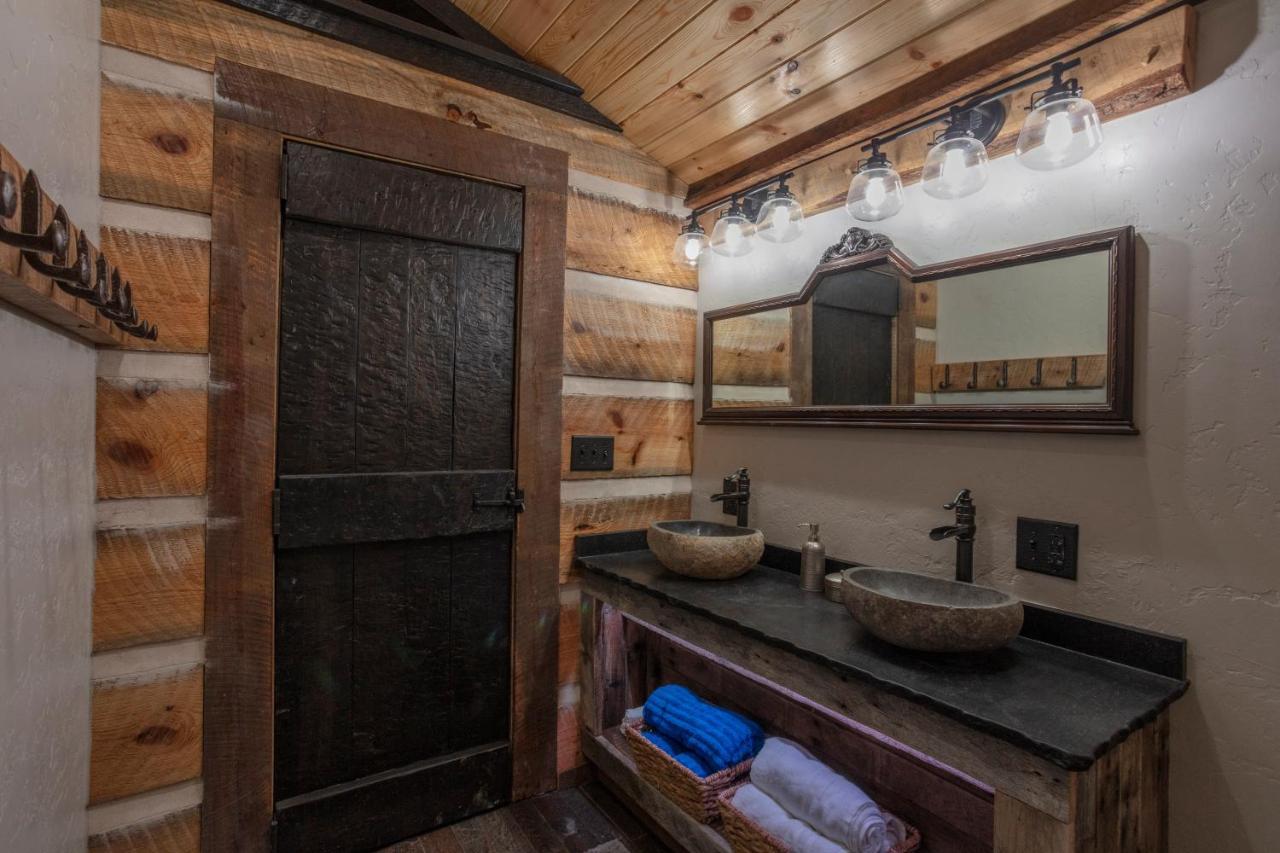 Guest house Fox Pass Cabins Hot Springs
