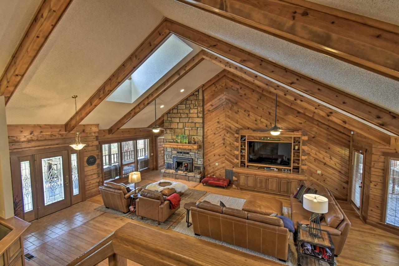 Holiday home Hilltop Log With Hot Tub And Grill!