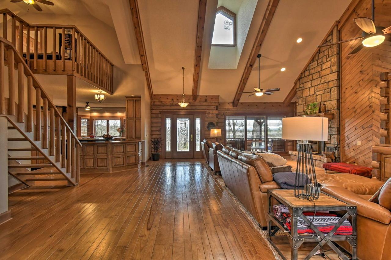 Hilltop Log With Hot Tub And Grill!