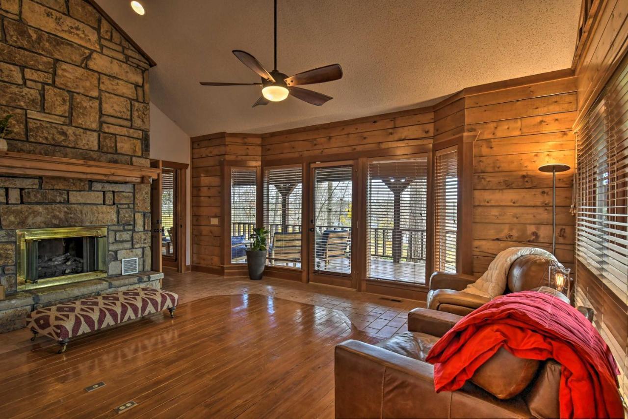 Holiday home Hilltop Log With Hot Tub And Grill! Hot Springs