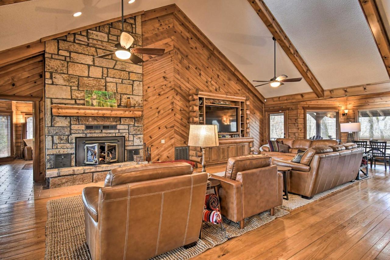Hilltop Log With Hot Tub And Grill!