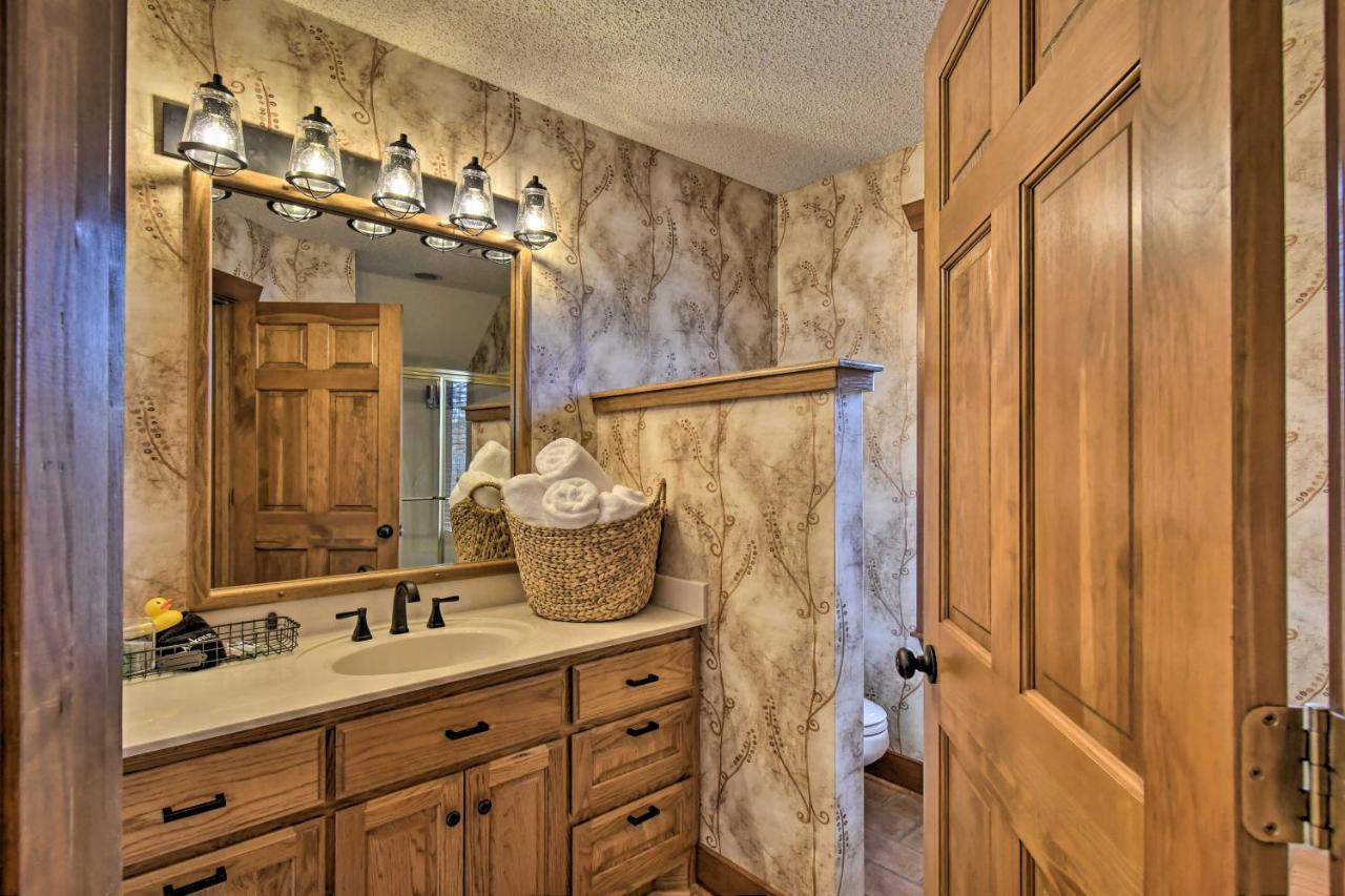 Holiday home Hilltop Log With Hot Tub And Grill! Hot Springs