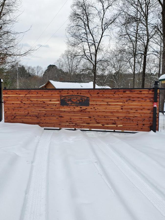 Christmas Cozy Log Cabin On The Lake Campsite