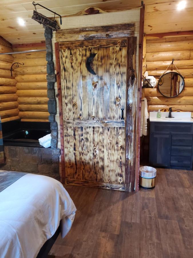 Christmas Cozy Log Cabin On The Lake Campsite
