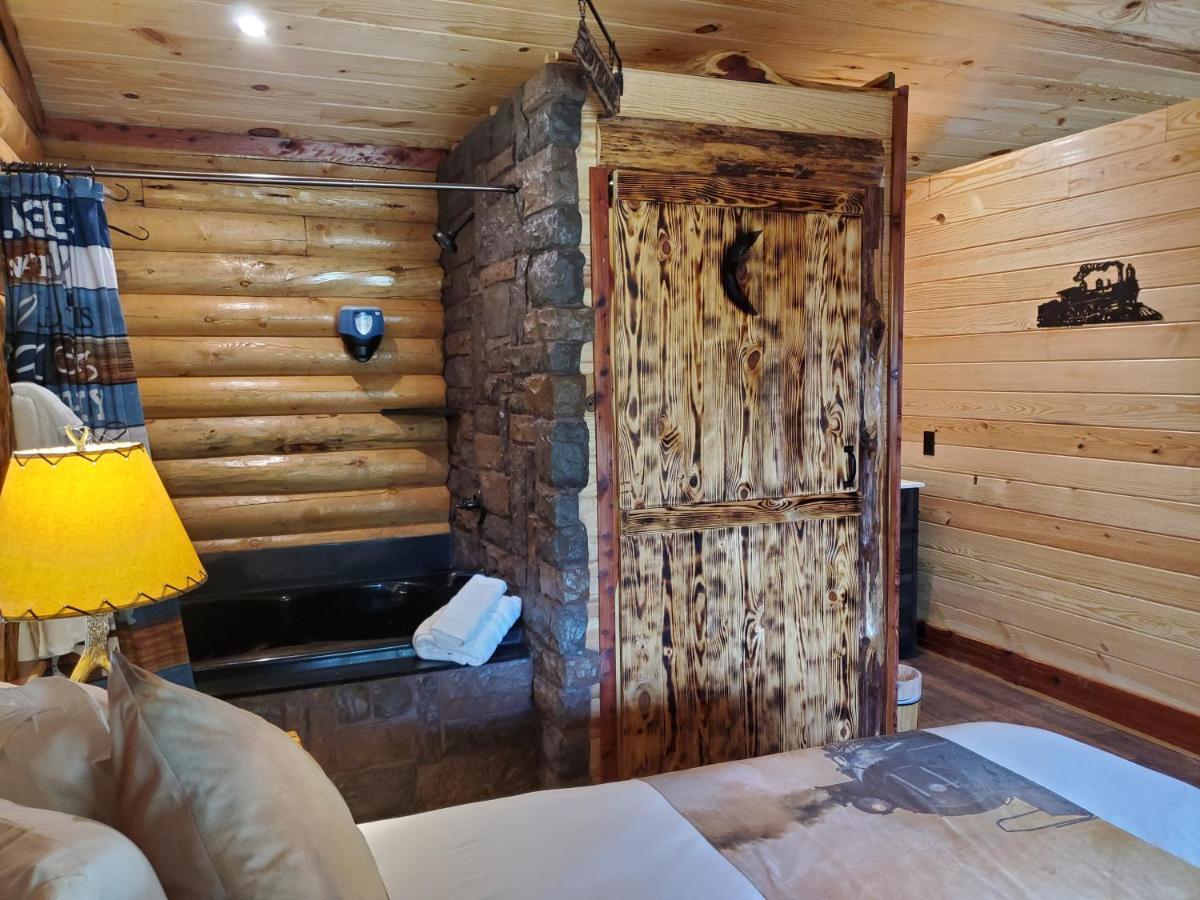 Christmas Cozy Log Cabin On The Lake * Hot Springs