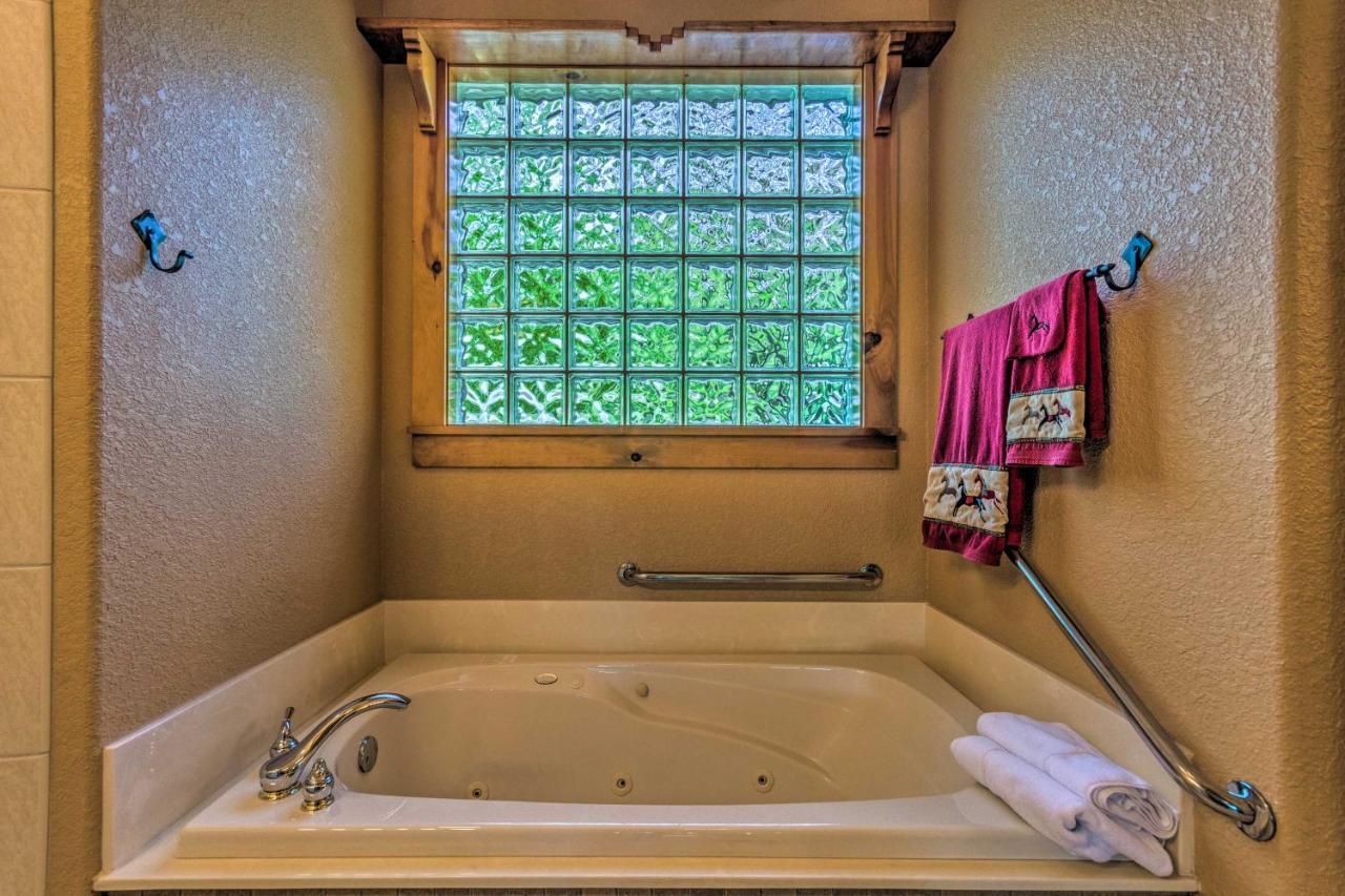Holiday home Luxurious Abode With Private Dock! Hot Springs
