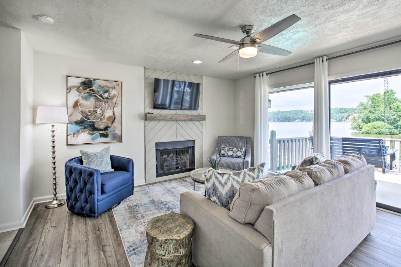 Apartment Getaway With Balcony And Access! *